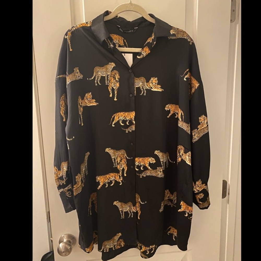 *NEVER WORN* Zara satin button up